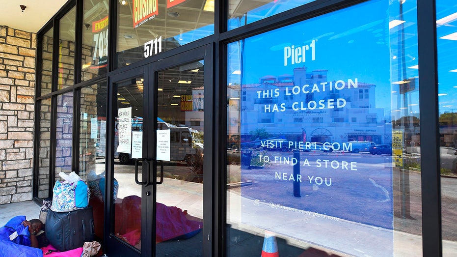 RadioShack, Pier 1 Imports owners accused of operating $112 million Ponzi scheme