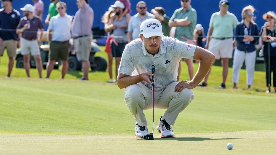 Rasmus Hojgaard putting