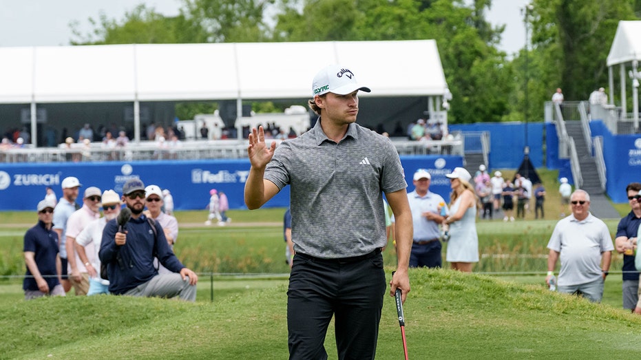 Rasmus Hojgaard waving