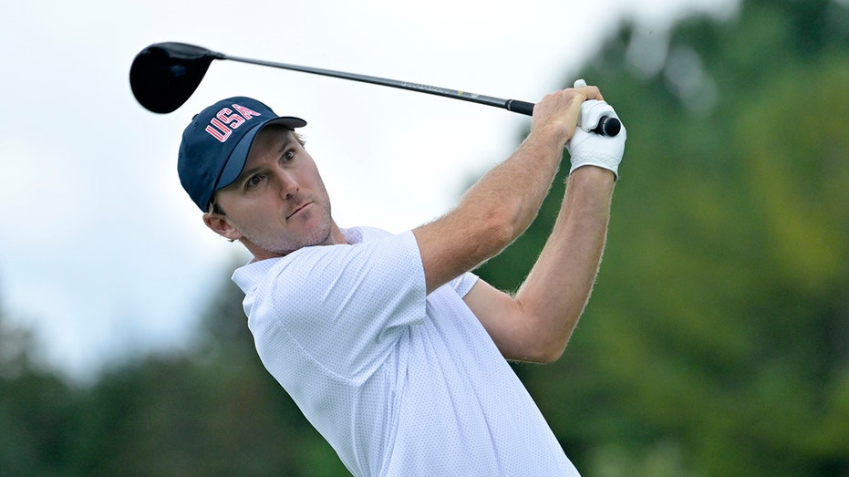 Russell Henley teeing off