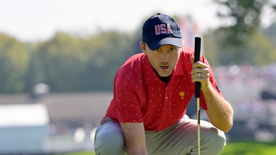 Russell Henley putting