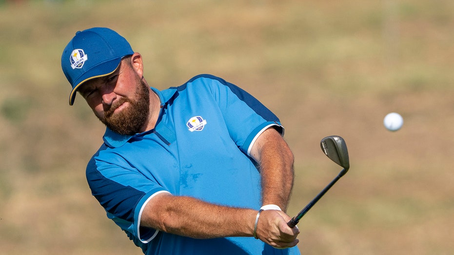 Shane Lowry chipping