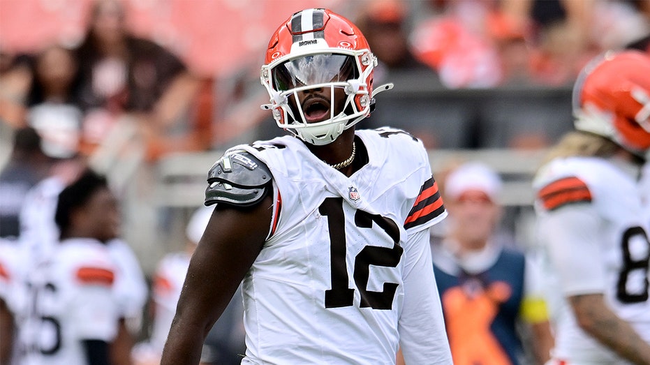 Shedeur Sanders reacts