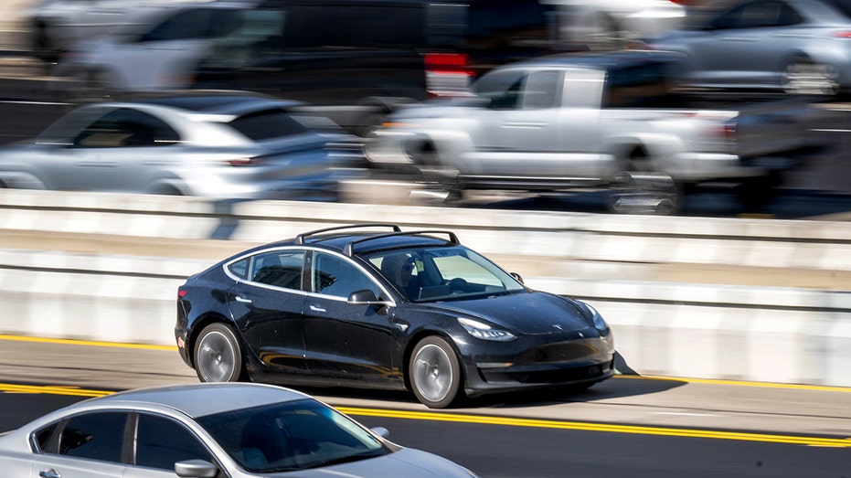 Tesla in Los Angeles carpool lane