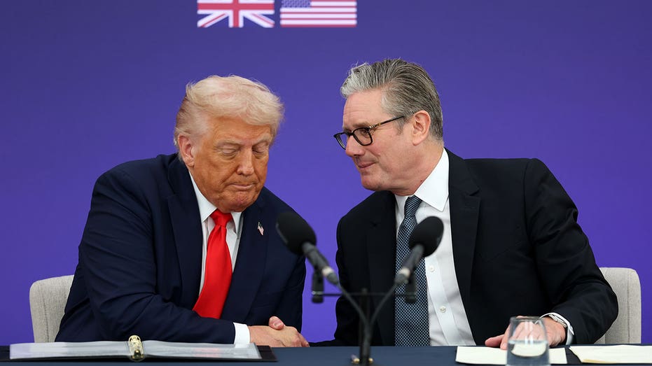 Trump and Starmer shake hands