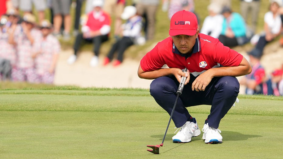 Xander Schauffele putting