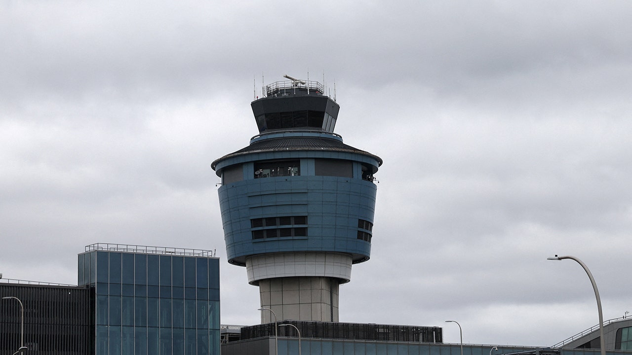 Airlines step up to support federal workers as nearly 13,000 air traffic controllers go unpaid