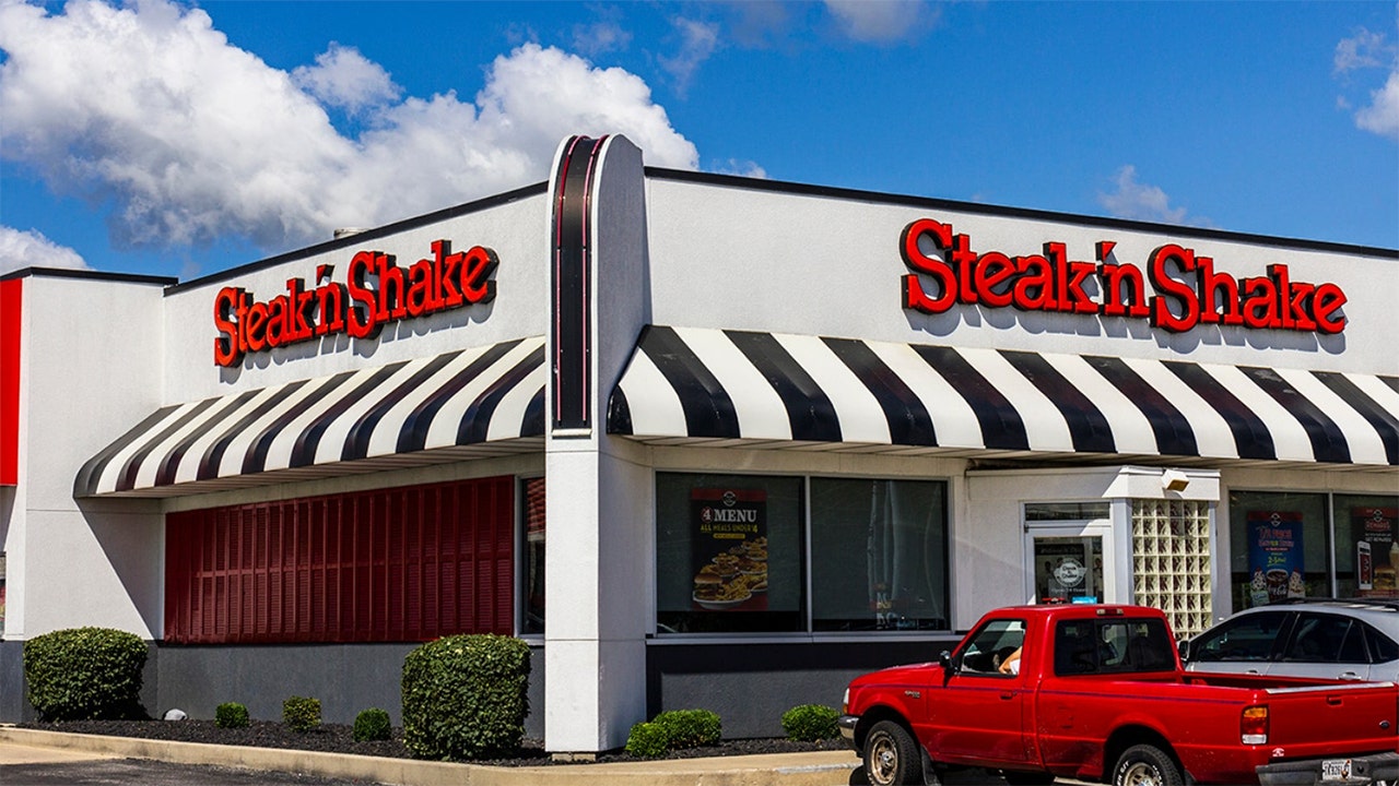 Steak ‘n Shake to install American flags in middle areas