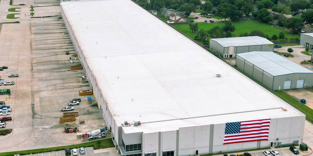 https://a57.foxnews.com/static.foxbusiness.com/foxbusiness.com/content/uploads/2025/10/1024/512/apple-factory-houston.jpg?ve=1&tl=1