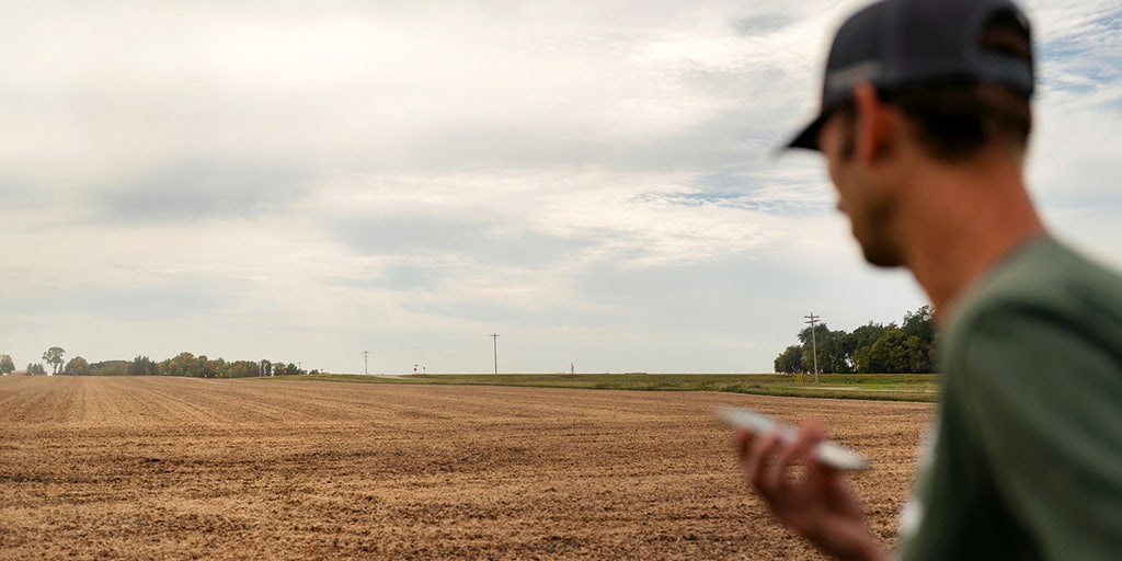 https://a57.foxnews.com/static.foxbusiness.com/foxbusiness.com/content/uploads/2025/10/1024/512/soybean-farmer-minnesota-2025.jpg?ve=1&tl=1