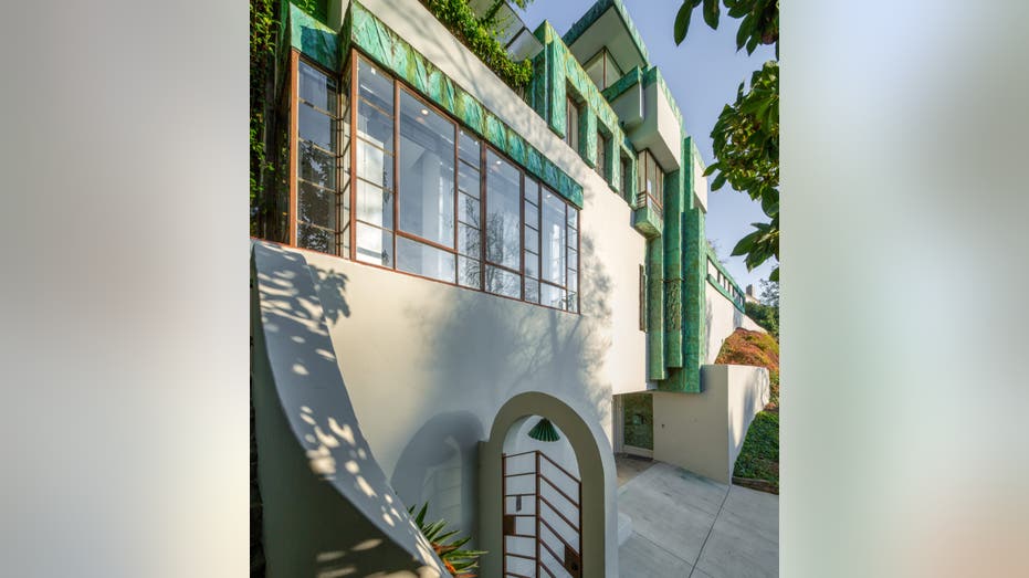 Outside 2255 verde oak dr, los angeles, ca