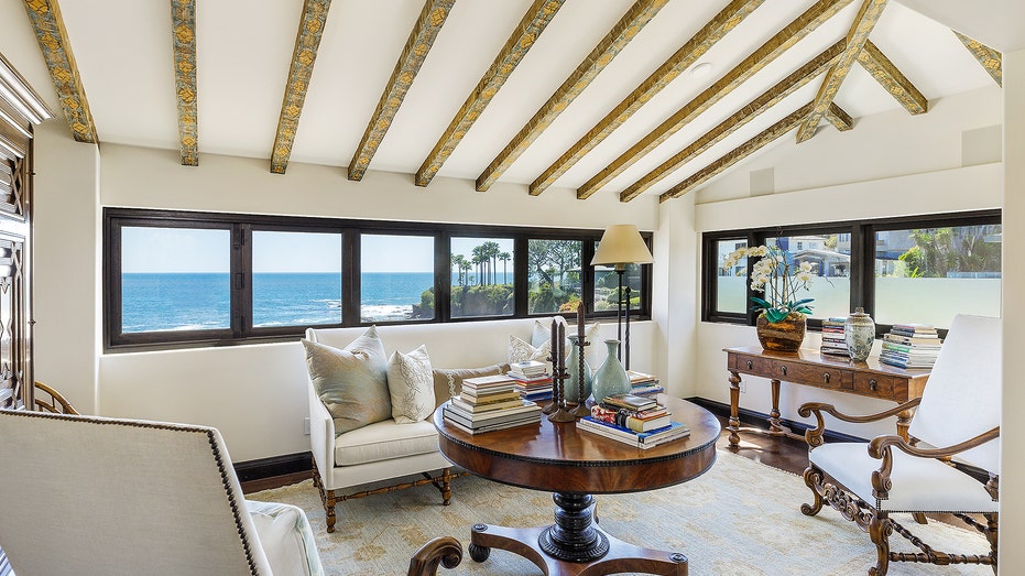 Photos of 989 Cliff Drive, Laguna Beach, CA.