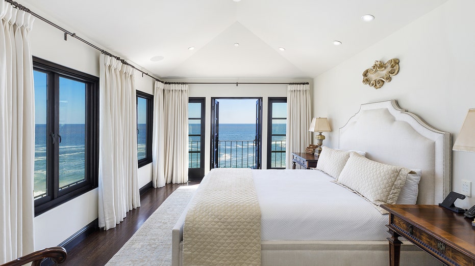 Photos of the master bedroom of 989 Cliff Drive, Laguna Beach, CA HOME.