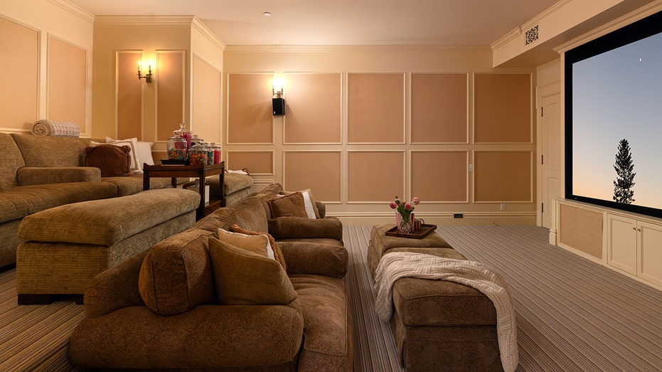 Home also has a theater of the home theater.