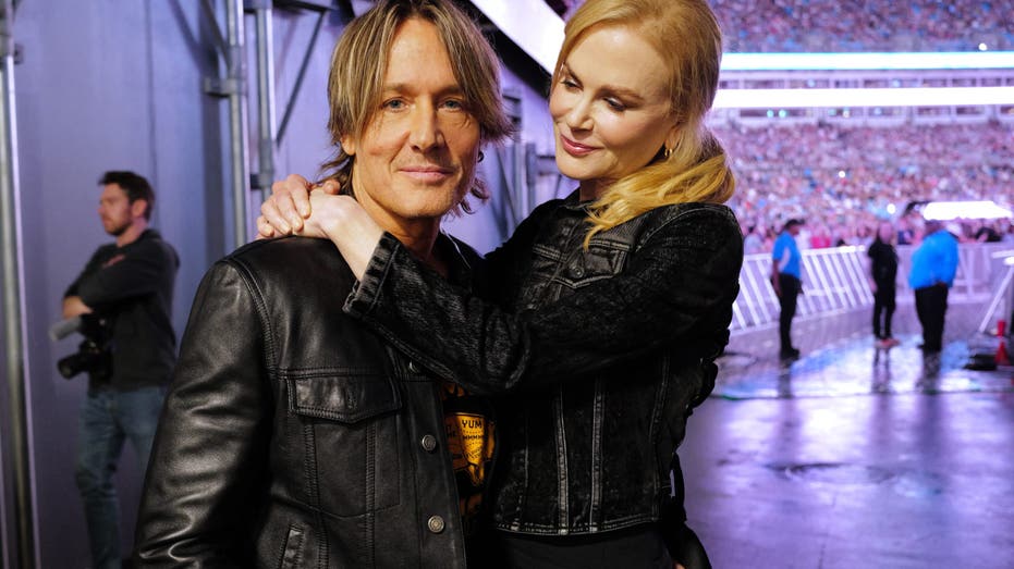 Nicole Kidman kisses Keith Urban