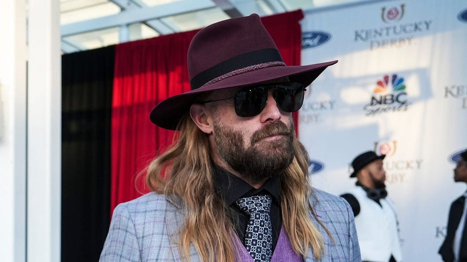 Jayson Werth looks on