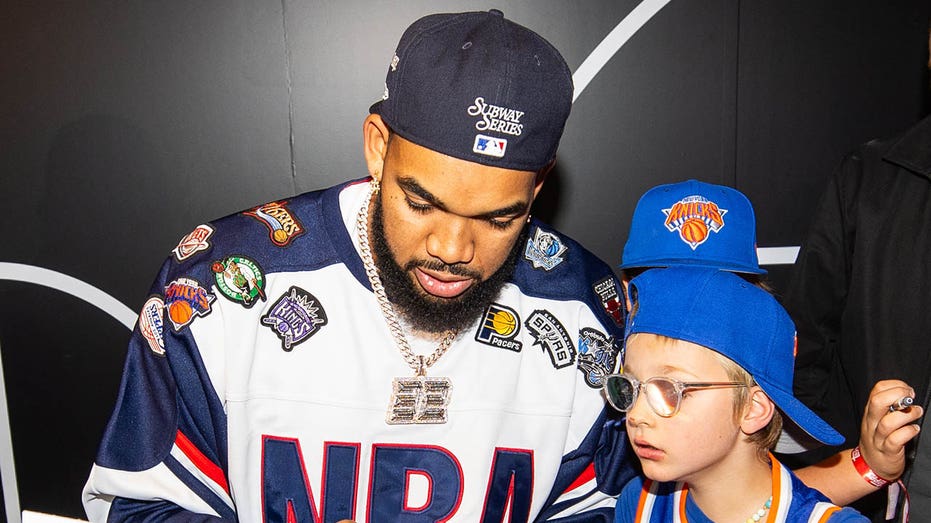 Karl-Anthony Towns opens Topps packs with fan