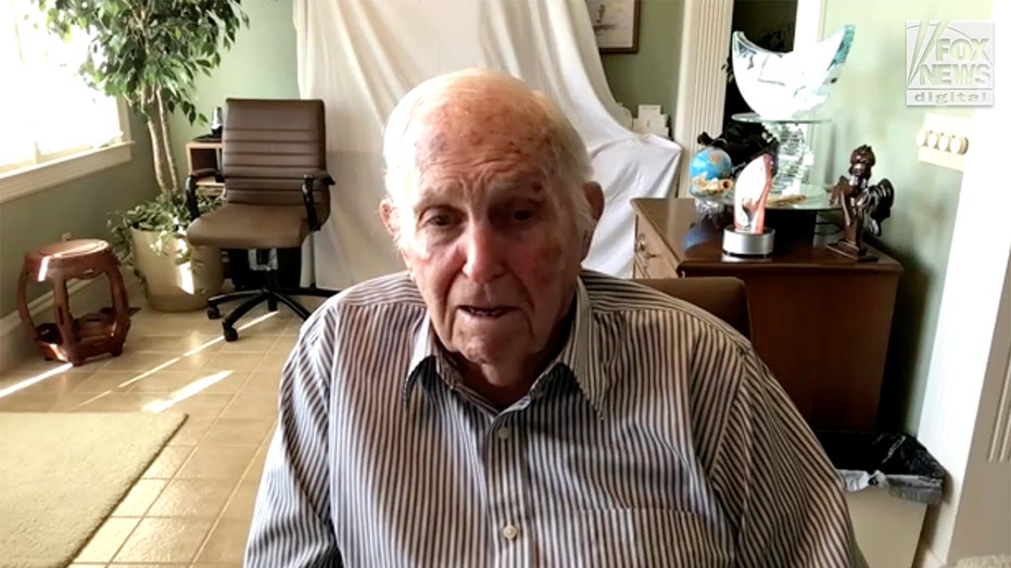 Cracker Barrel co-founder Tommy Lowe