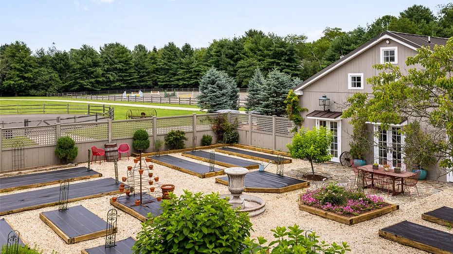 The property also features a garden and a round pen for training horses.