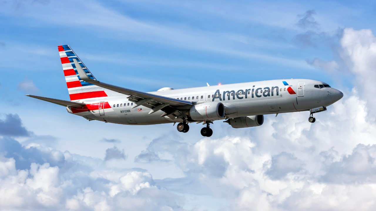 Airlines tapping Thanksgiving pilot reserves early as government shutdown snarls flights Airlines tapping Thanksgiving pilot reserves early as government shutdown snarls flights