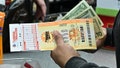 Billetes de lotería para la lotería Mega Millions se compran en una licorería donde se han vendido billetes ganadores el 27 de diciembre de 2024 en Hawthorne, California. - Fox News