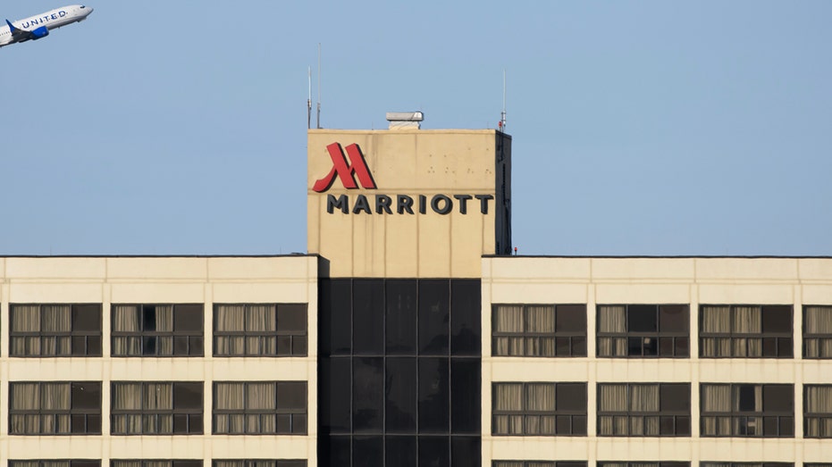 US Airlines Cut Flights, More To Come As Shutdown Drags On