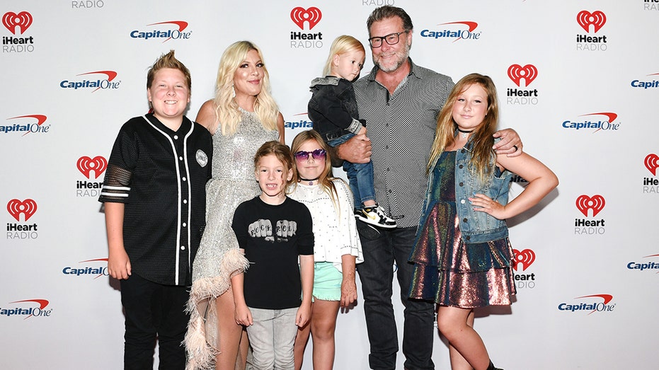 Tori Spelling, Dean McDermott and their five children pose on a red carpet in 2019
