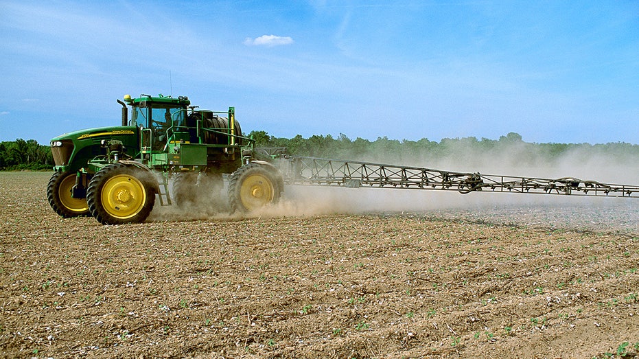 Self-leveling boom-leveling sprayer uses realup herbicide in early-growing fields, not cotton in Arkansas.