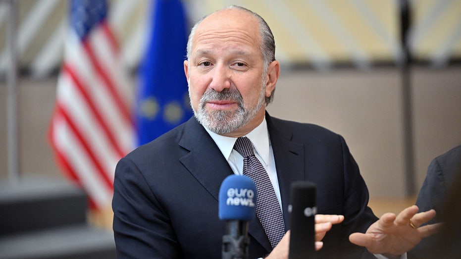 Howard Lutnick speaking at microphone