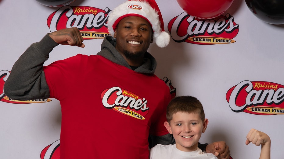 Tee Higgins flexes with child