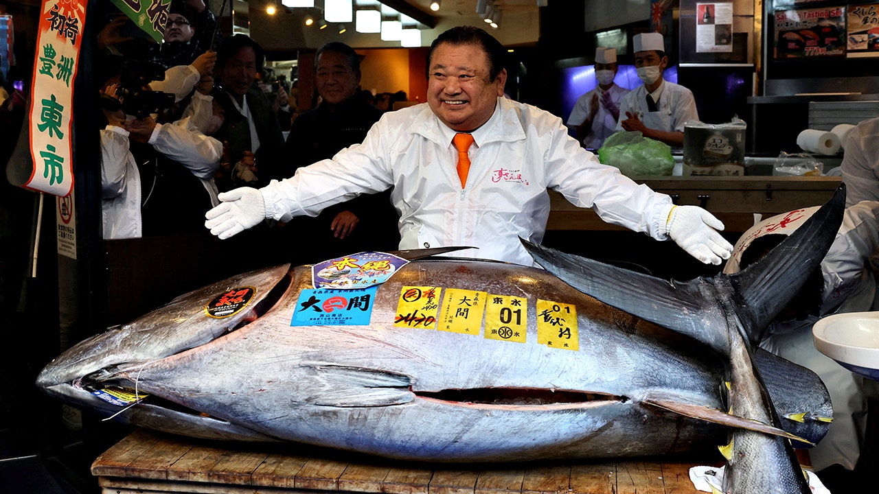 Sushi chain owner pays .2M for massive bluefin tuna