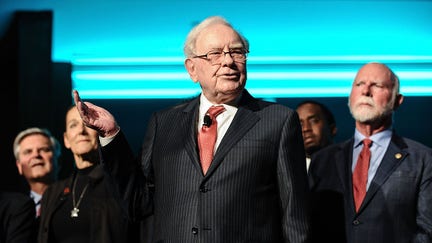 NEW YORK, NY - SEPTEMBER 19:  Philanthropist Warren Buffett (C) is joined onstage by 24 other philanthropist and influential business people featured on the Forbes list of 100 Greatest Business Minds during the Forbes Media Centennial Celebration at Pier 60 on September 19, 2017 in New York City.  (Photo by Daniel Zuchnik/WireImage) - Fox Business News