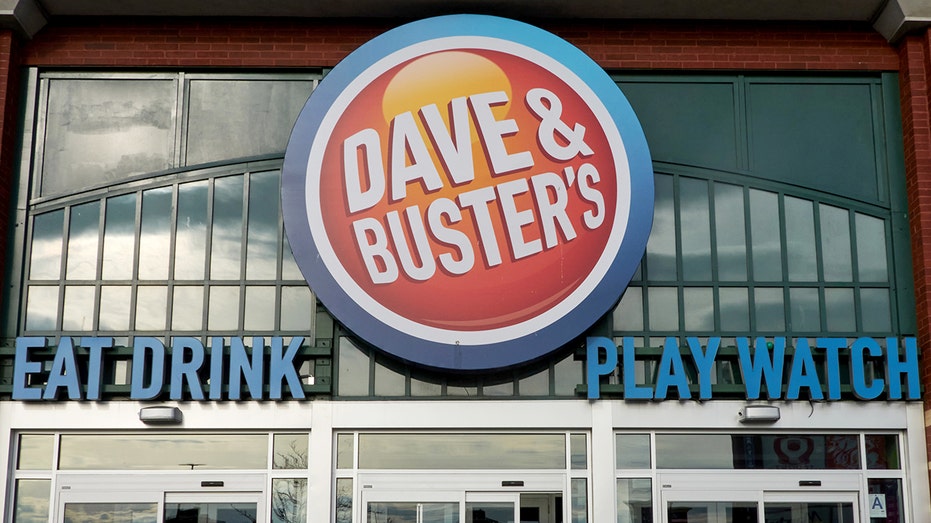 Dave & Buster's sign