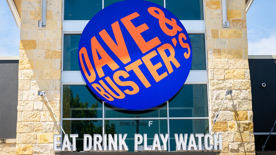 Dave & Buster's sign
