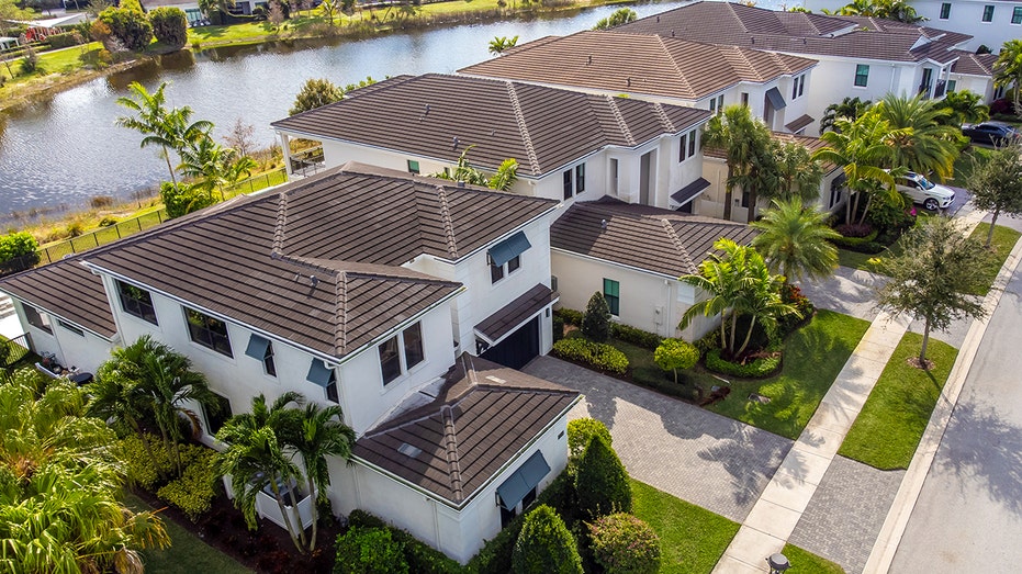 Florida townhomes on small lake