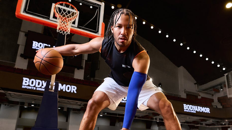 Jalen Brunson dribbles basketball