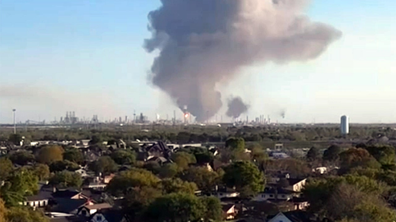 Texas oil refinery explosion sends smoke into air, residents advised to shelter in place