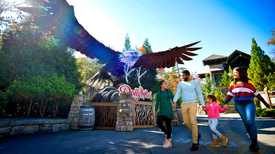 A bald eagle statue.