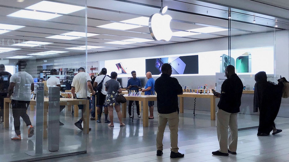customers at apple store