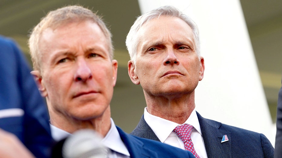 United Airlines CEO Scott Kirby (L) and American Airlines CEO Robert Isom.