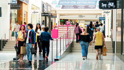 Shoppers at a mall in Glendale, California, U.S. - Fox Business News