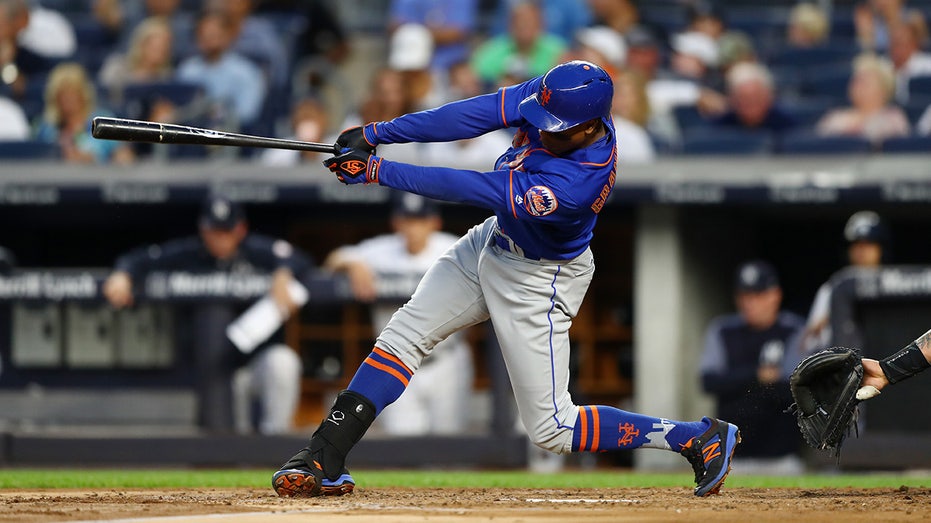 Curtis Granderson swings
