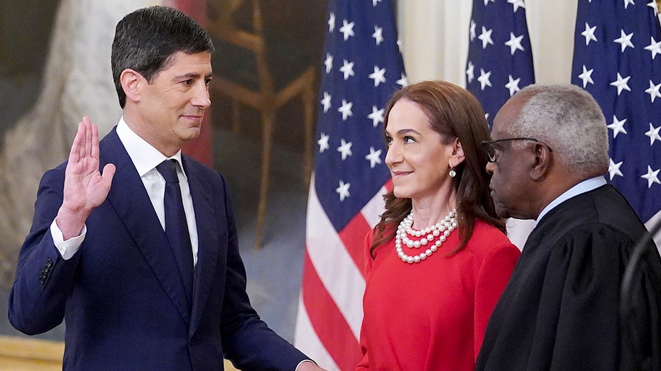 Kevin Warsh takes the oath of office