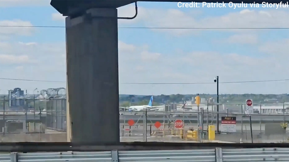 United flight clips pole Newark