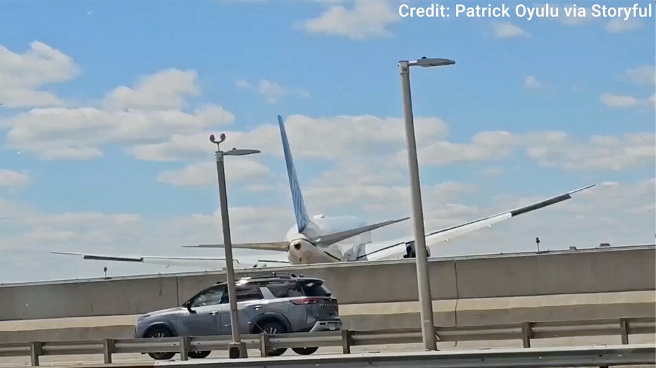 United flight clips pole Newark
