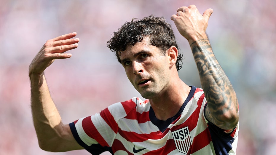 Christian Pulisic hypes up crowd