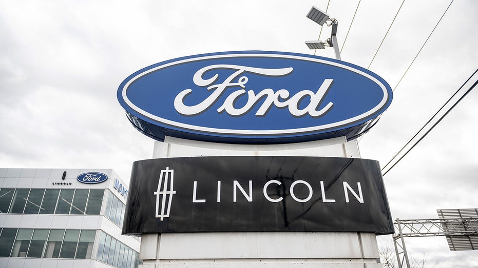 A Ford and Lincoln dealership's sign