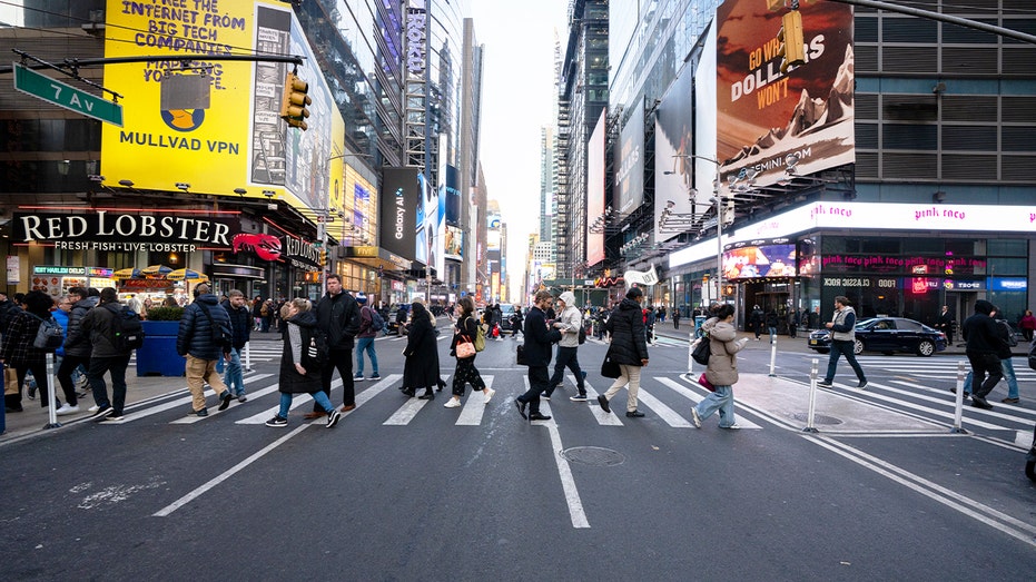 nyc pedestrians near red lobster