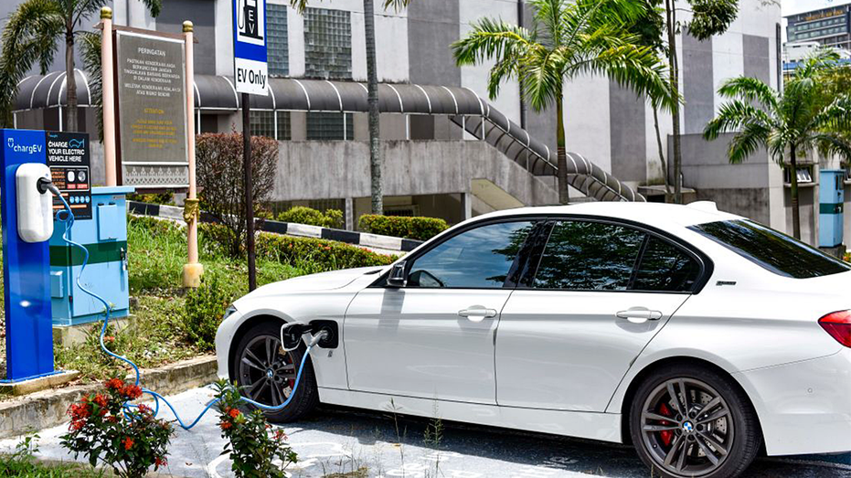 BMW 330e iPerformance Sport plug-in hybrid 