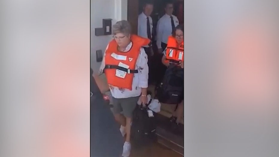 Cruise passengers walk off ship that became stuck